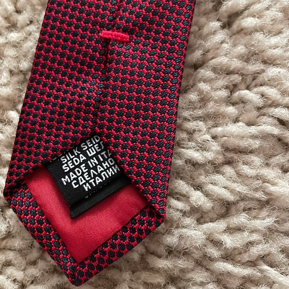 Red and black tie with square pattern - Picture 2 of 4